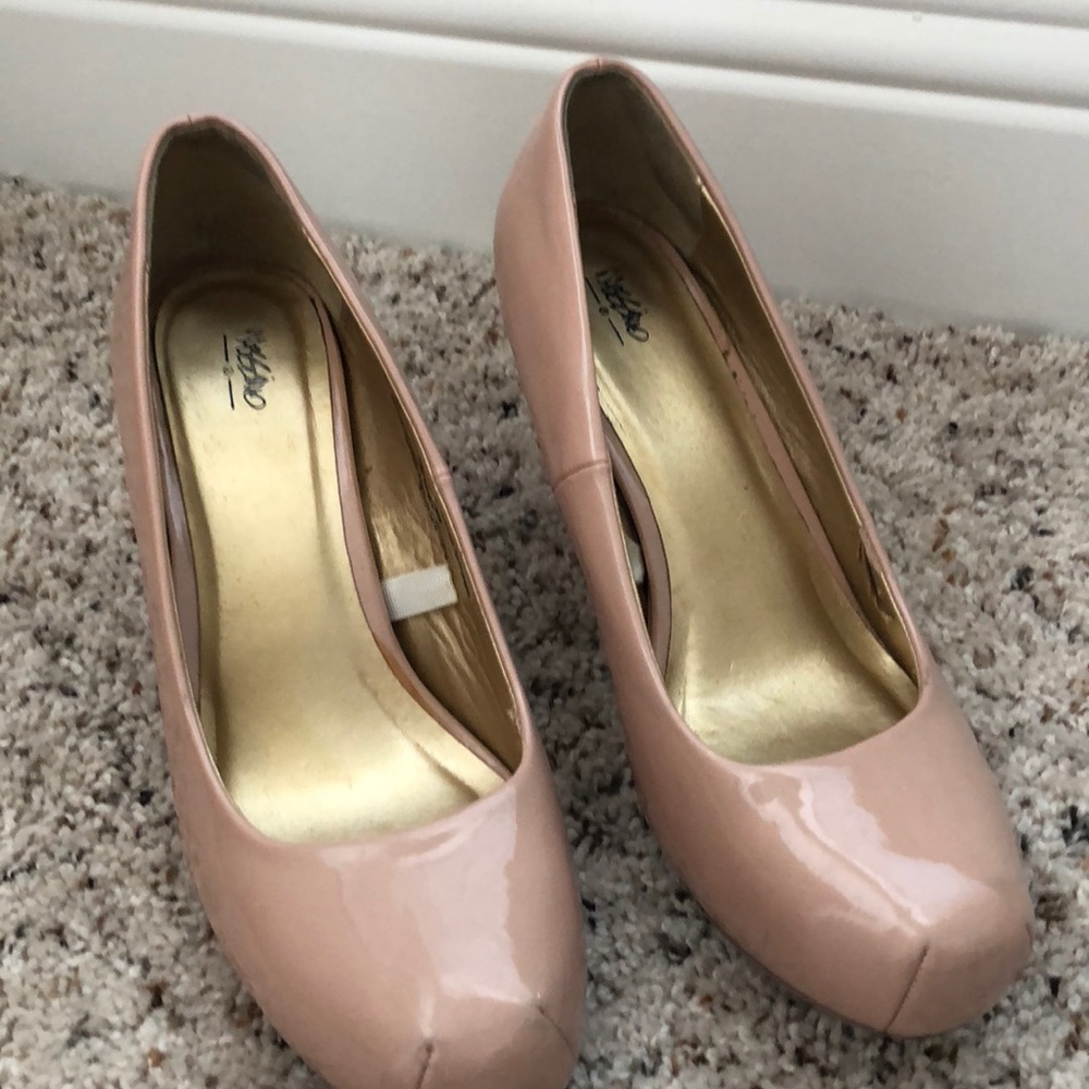 Nude pumps